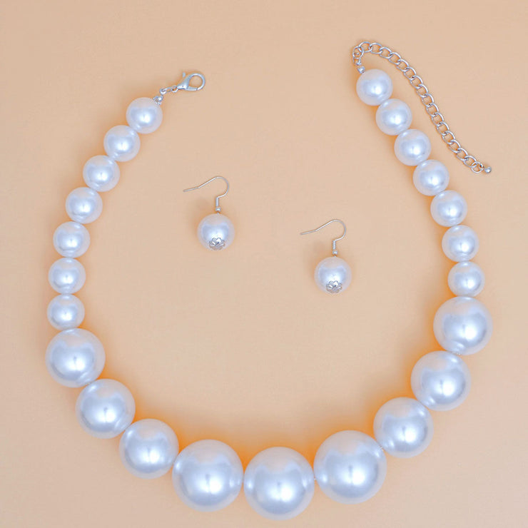 White Graduated Pearl Necklace Set